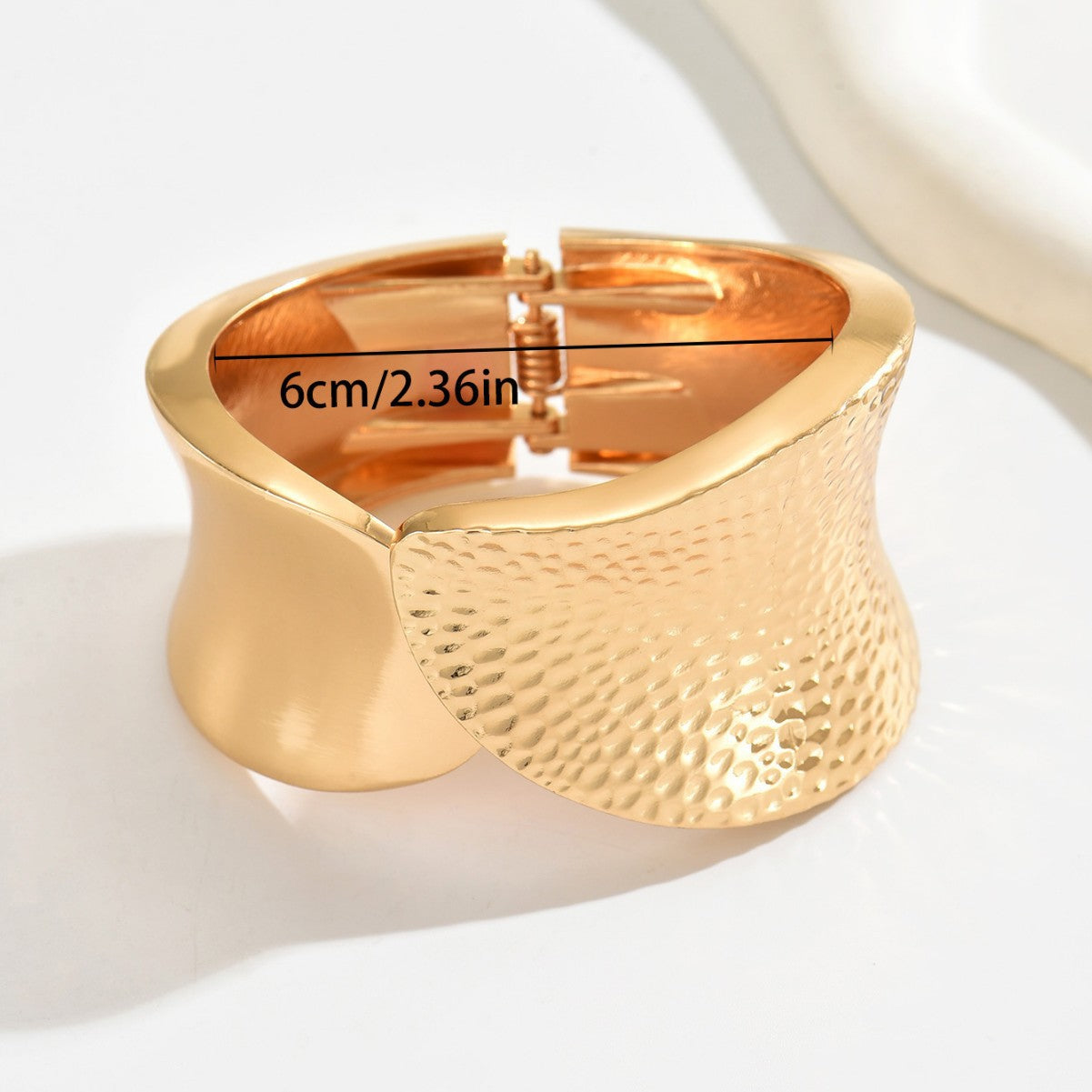Pulsera minimalista de aleación de zinc, diseño geométrico con textura de superficie pulida y brazalete abierto para mujer