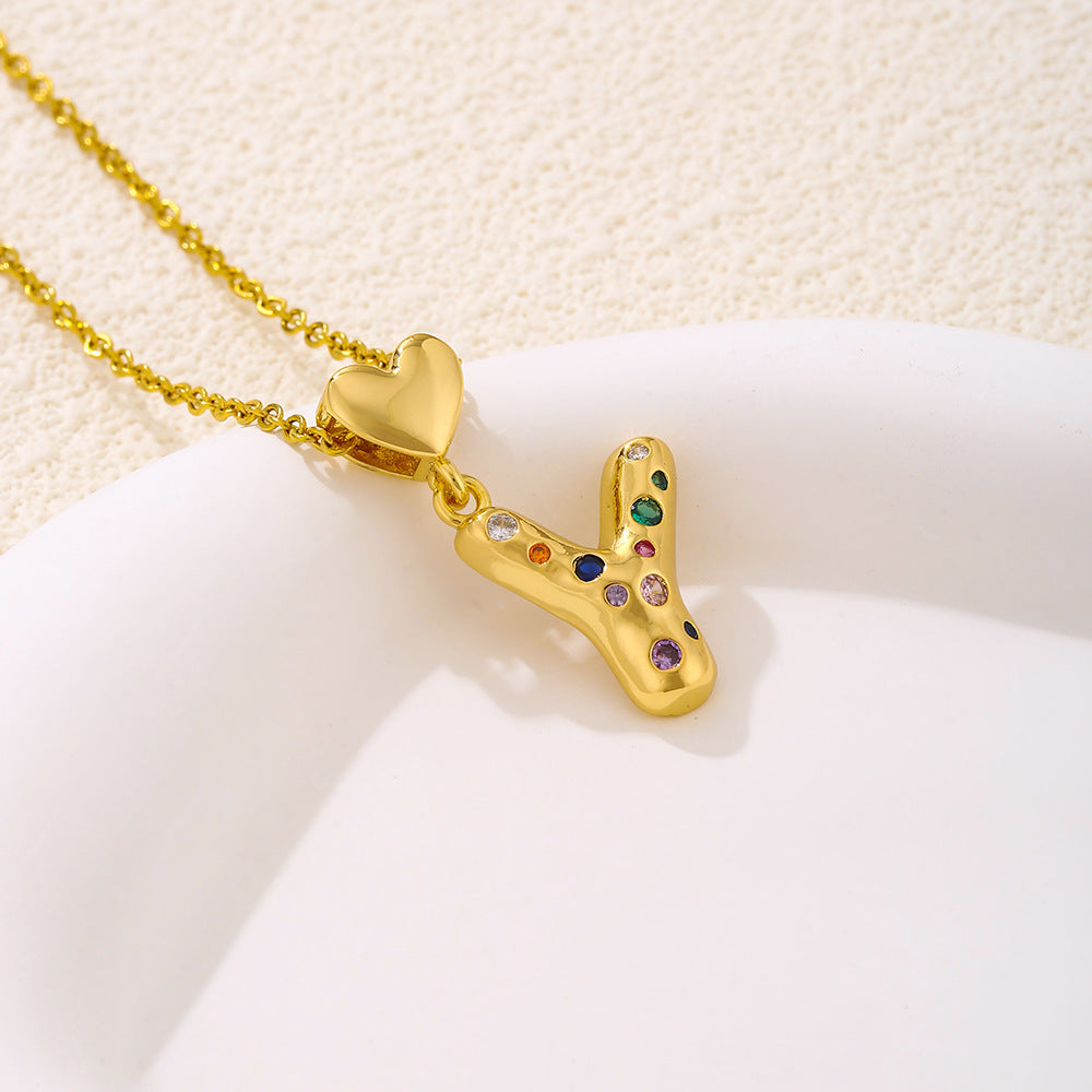 Elegante collana con ciondolo a lettera e cuore da donna in acciaio inossidabile con catena a maglie e dettagli a micro-pavé