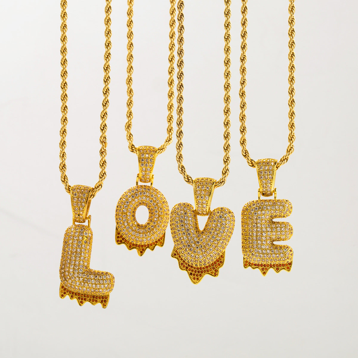 Collana con ciondolo a lettera "Sweet-Edgy" da donna in ottone con intarsio in zirconi cubici su catena a clavicola