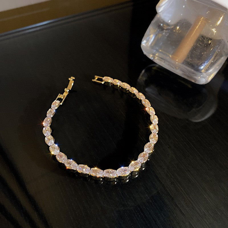 Elegant Heart-Shaped Gold-Plated Zirconia Bracelet for Women with Delicate Luxury Aesthetic