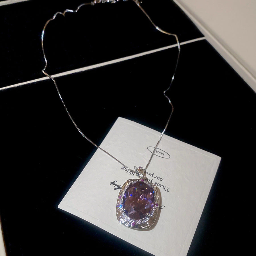 Elegante collana con pendente quadrato in stile corte per donna in rame con intarsio in zirconi cubici, catena clavicola delicata