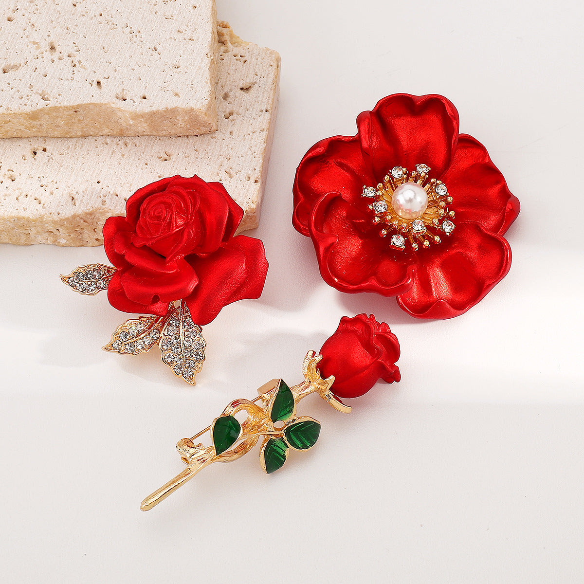 Elegante broche floral de aleación con incrustaciones de diamantes de imitación y acabado esmaltado, diseño de rosa roja para mujer