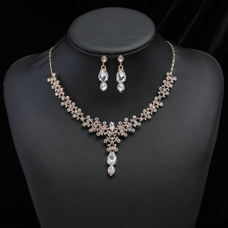Sweet Minimalist Floral and Geometric Alloy Pendant Necklace with Rhinestone Inlay for Women, Twisted Plate Chain, Delicate Clavicle Chain Suitable for Sweaters and Wedding Occasions
