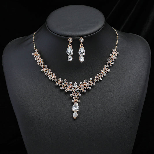 Dulce collar minimalista de aleación con colgante floral y geométrico con incrustaciones de diamantes de imitación para mujer, cadena de placa retorcida, delicada cadena a la altura de la clavícula adecuada para suéteres y ocasiones de boda