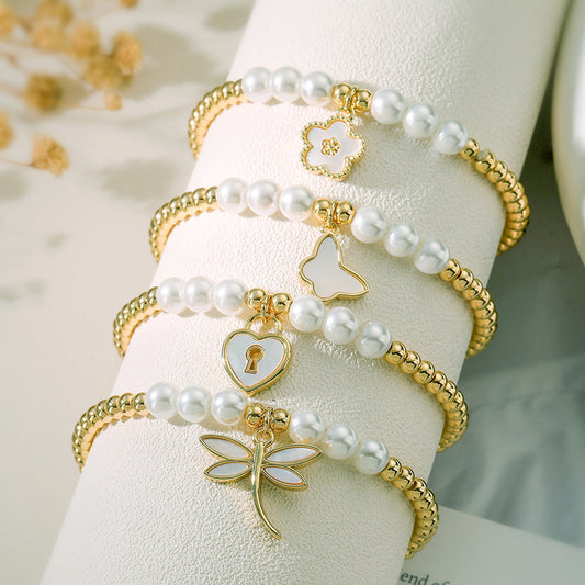 Brazalete geométrico minimalista de cobre chapado en oro de 18 quilates con colgante de concha blanca y perlas para mujer