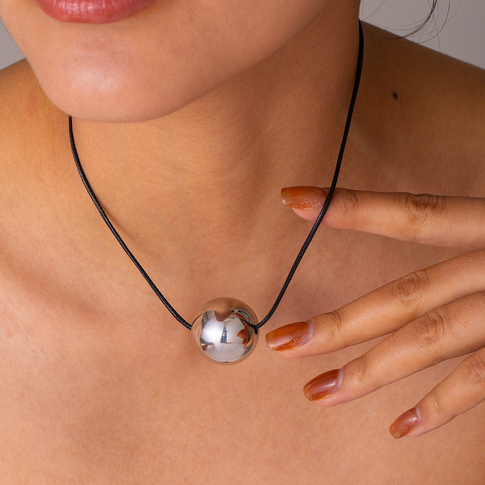 Collana pendente in acciaio inossidabile geometrica minimalista con cordino e ciondolo a sfera in acciaio al titanio placcato da donna