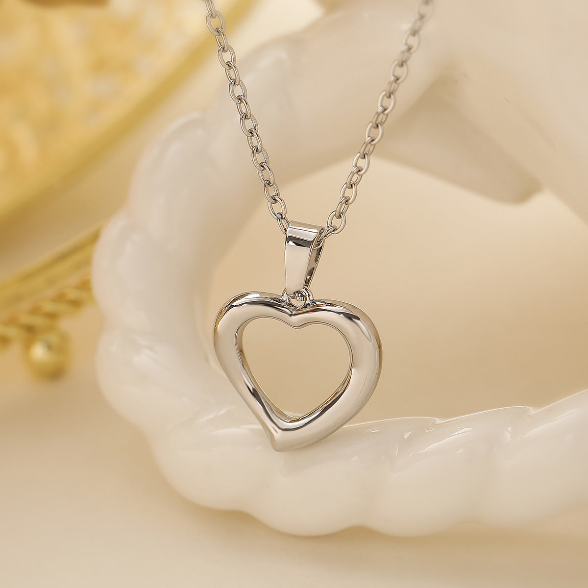 Minimalist Hollow Heart Pendant Necklace for Women Made of Copper with Geometric Design and Versatile Clavicle Chain Style