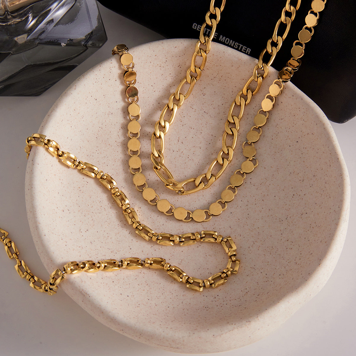 Collana Minimalista Geometrica da Donna in Acciaio al Titanio con Placcatura in Oro PVD Sottovuoto, Catena per Clavicola in Acciaio Inossidabile
