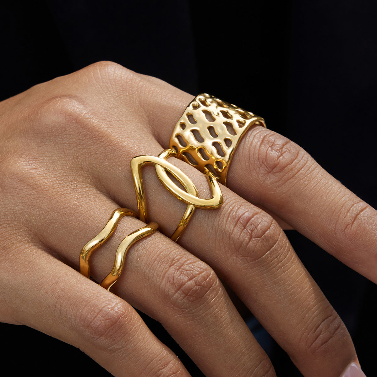 Anello da donna in acciaio inossidabile geometrico placcato in titanio con finitura minimalista di lusso