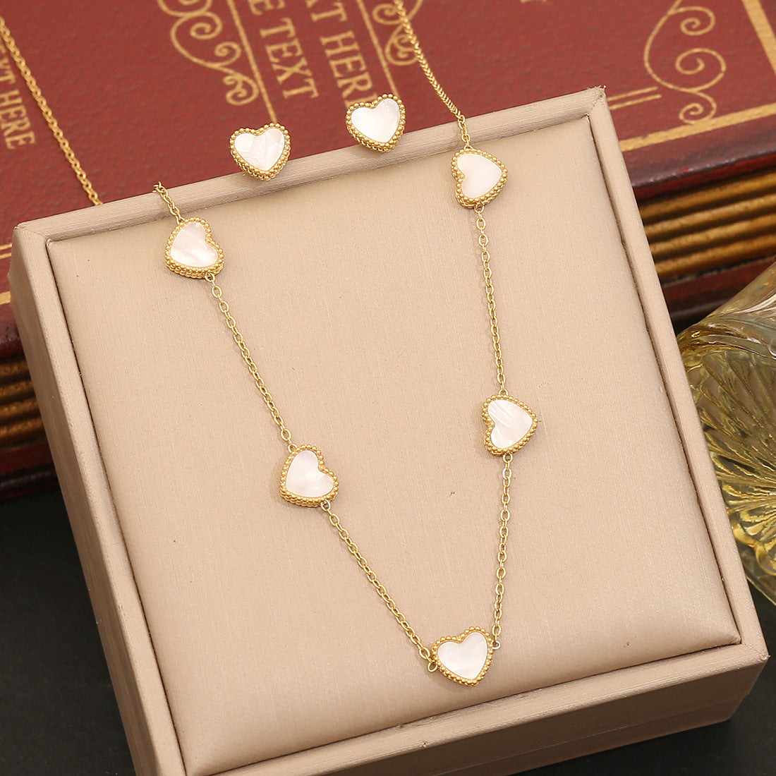 Collana da donna con ciondolo a cuore in acciaio inossidabile, stile OL, con finitura placcata e catena a maglie.