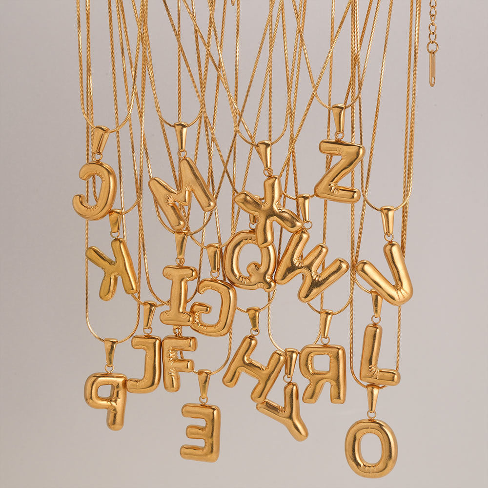 Collana con Pendente Rotondo Minimalista con Lettera per Donna e Uomo Acciaio Inossidabile con Placcatura in Oro 18K Design Geometrico Lucidato Ispirato ai Palloncini