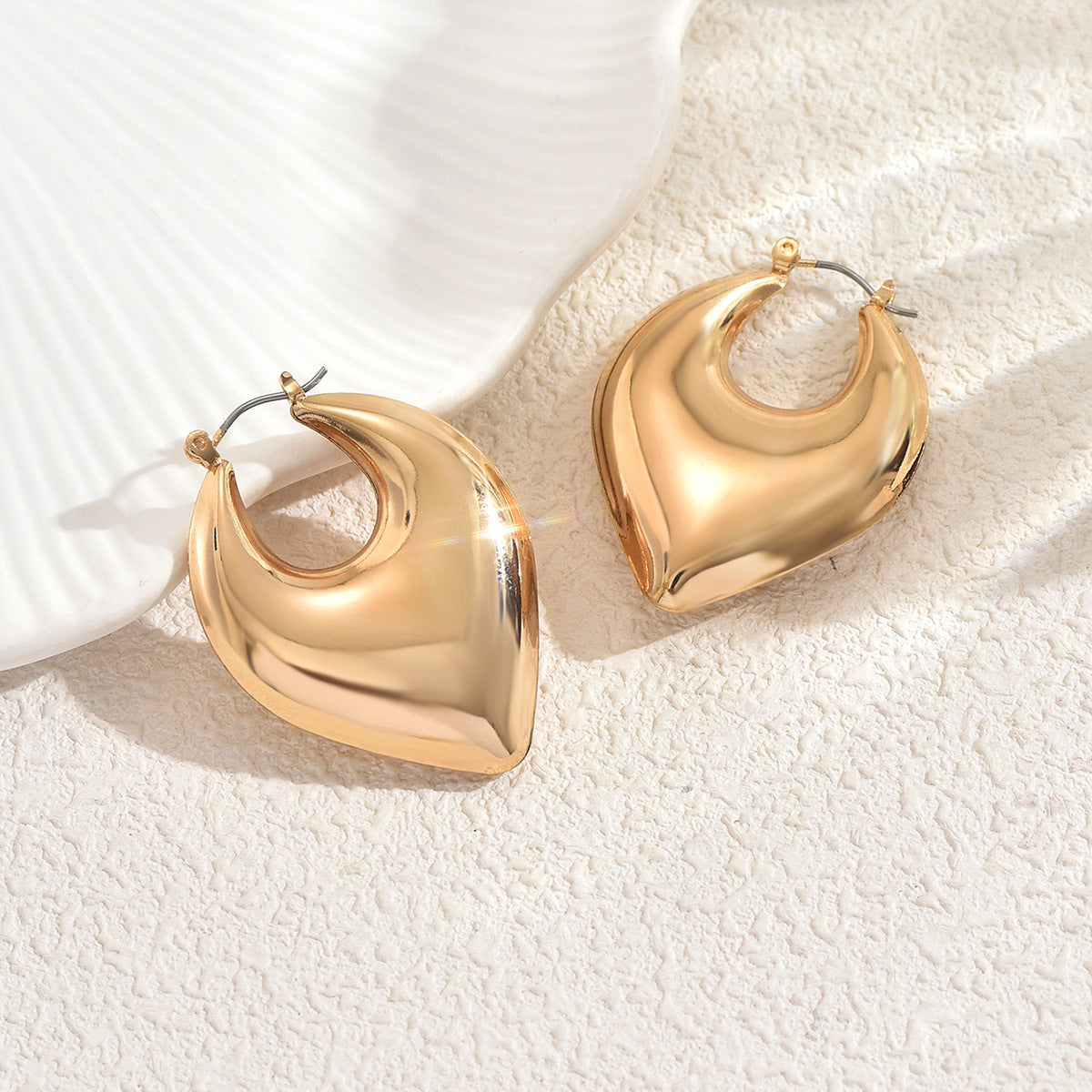 Elegantes Pendientes de Cobre Geométricos en Forma de Corazón Hueco con Acabado Galvanizado para Mujer