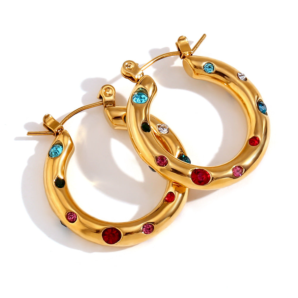 Orecchini da donna alla moda in acciaio inossidabile con geometria, placcati in oro 18 carati e zirconi colorati micro-incastonati su borchie quadrate in pietra lavica