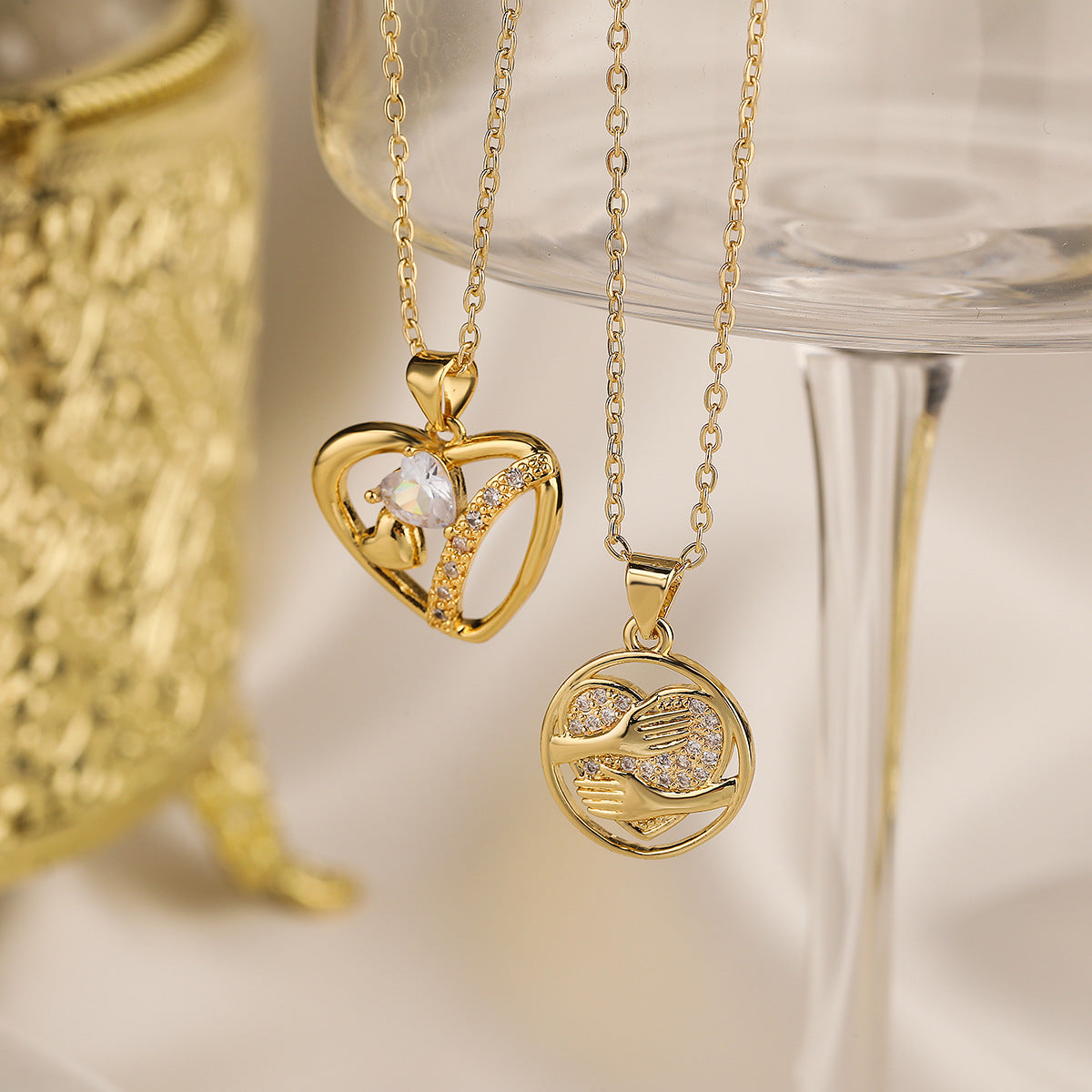 Collana Minimalista con Pendente a Cuore in Rame, Placcatura in Oro Vero e Accenti di Zirconi per Donna
