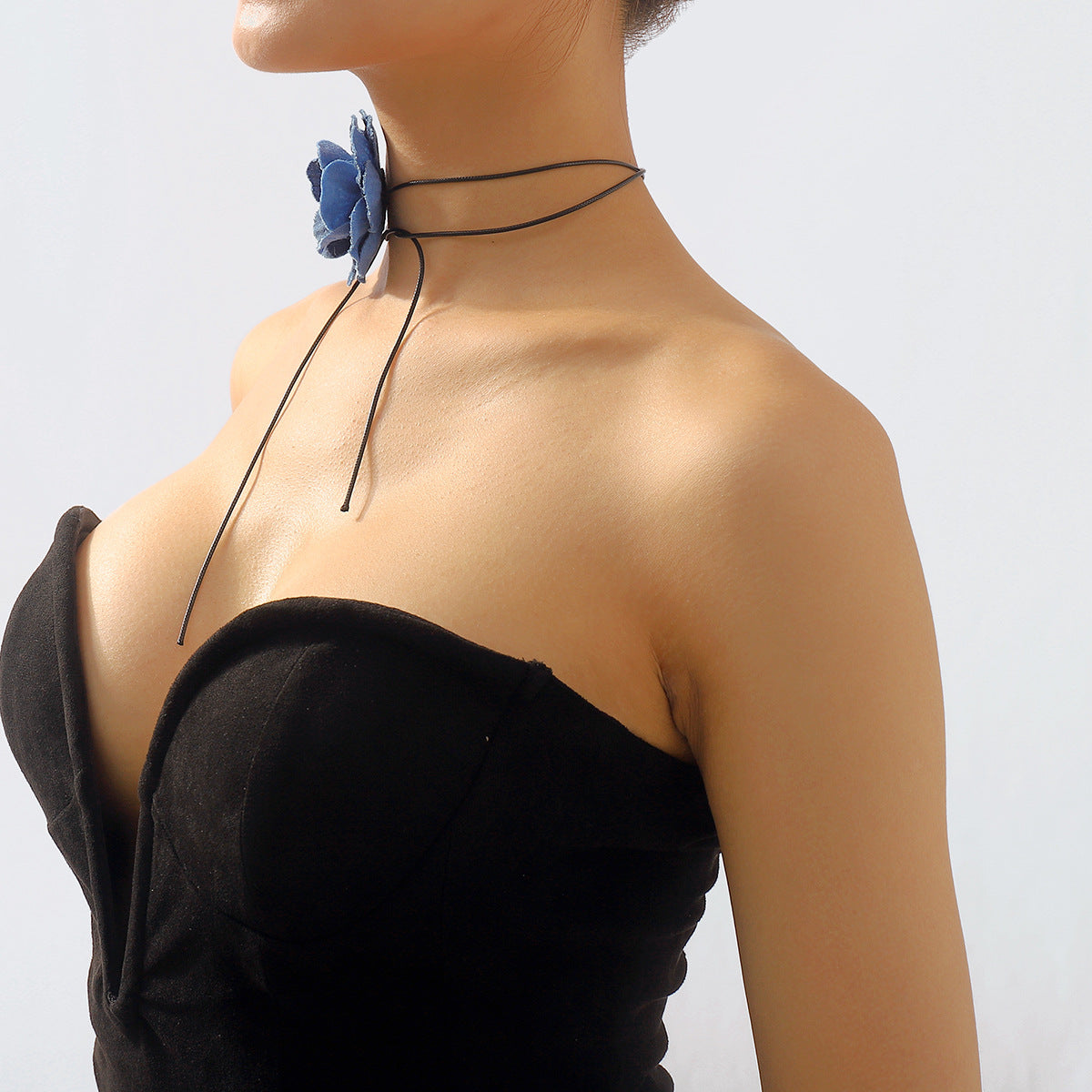 Collana girocollo con ciondolo a rosa blu in denim, stile chic francese, dolce e audace, con design geometrico per donna