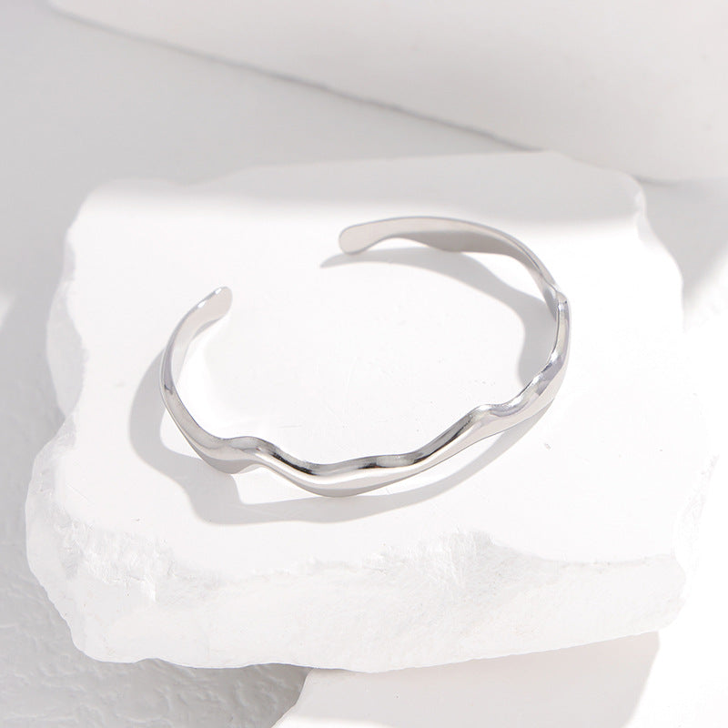 Bracciale da donna minimalista in acciaio al titanio a forma di onda con finitura placcata, accessorio di moda