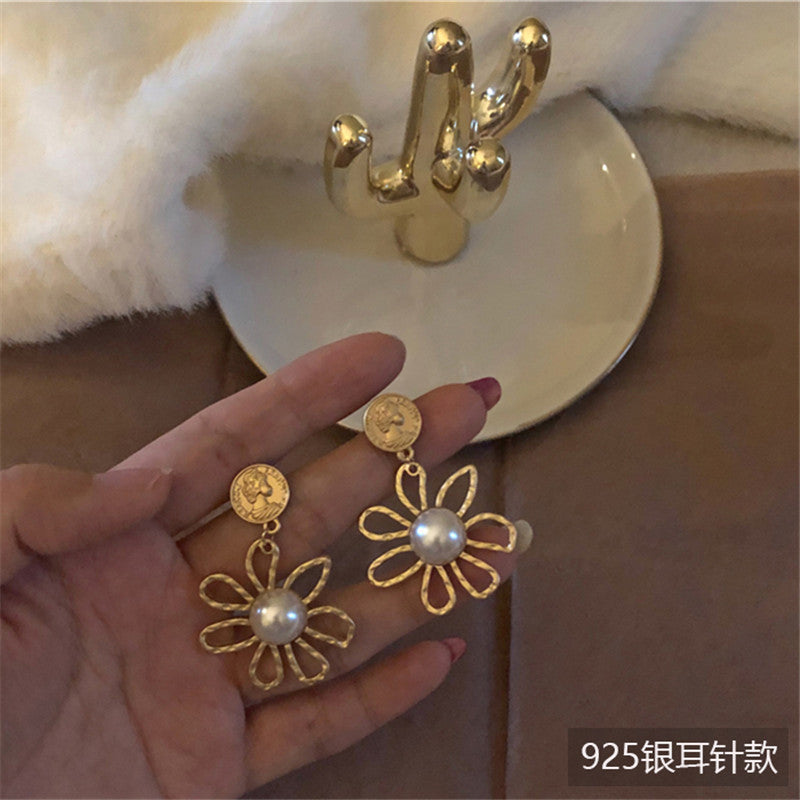 Orecchini a perno con fiore in lega placcata oro, intarsio di perle e ago in argento sterling 925