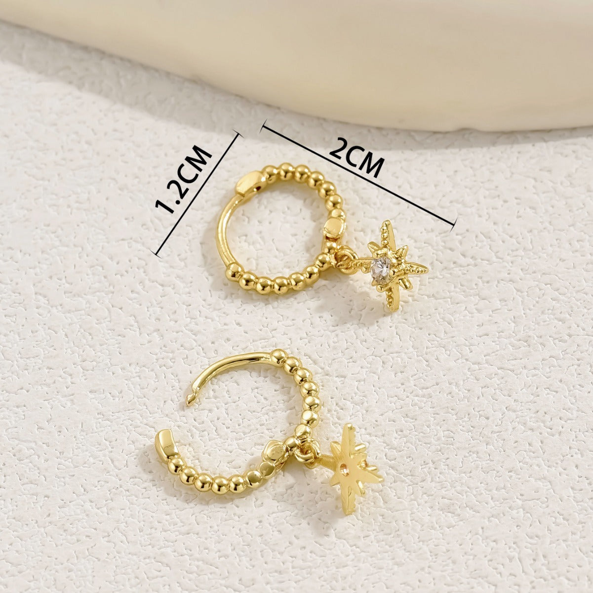 Pendientes de Cobre para Mujer con Baño de Oro de 18K, Incrustaciones de Circonia Cúbica y Diseño de Estrella de Ocho Puntas