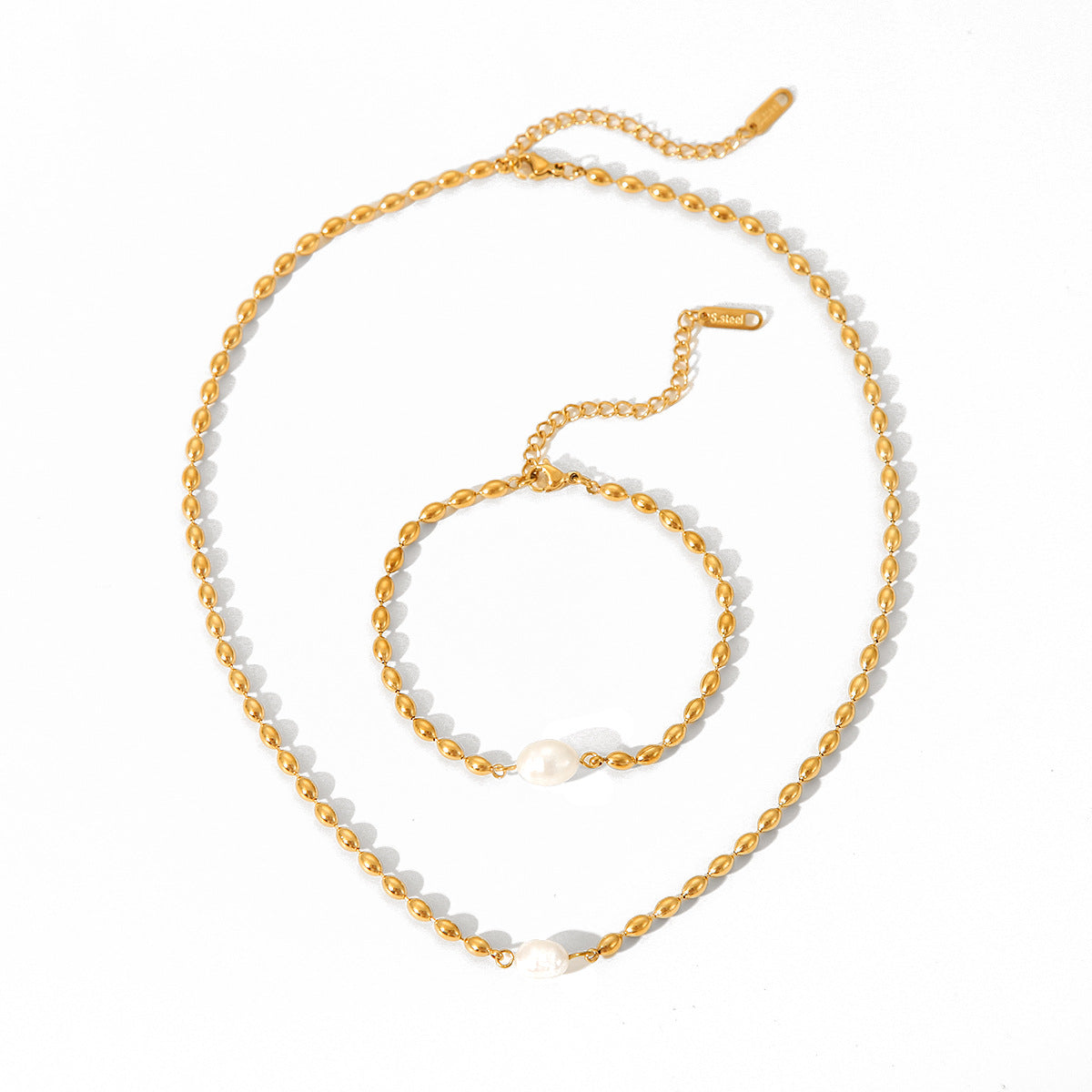 Collana con ciondolo ovale minimalista con perla d'acqua dolce in acciaio inossidabile con design geometrico da donna