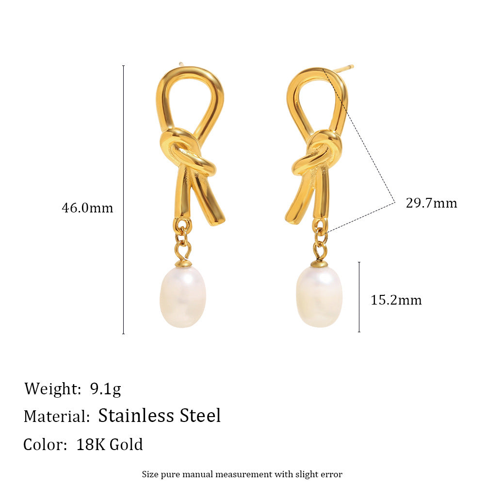 Aretes minimalistas geométricos de acero inoxidable con baño de oro de 18 quilates y perla anudada como acento