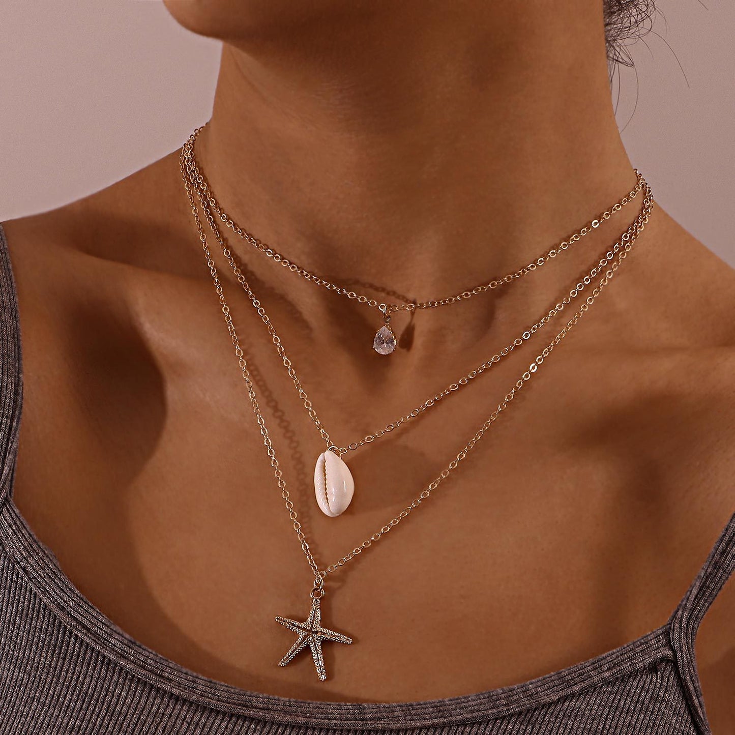 Collana girocollo con ciondolo a stella marina e conchiglia minimalista da donna con base in lega e intarsio in strass, catena multistrato regolabile