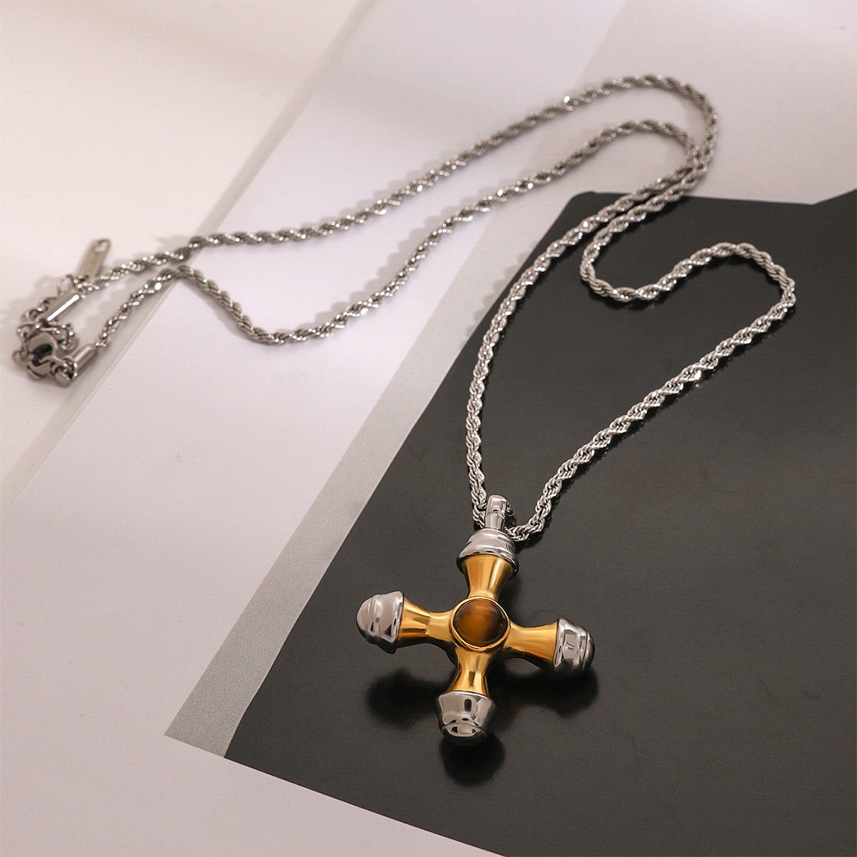 Collana con Ciondolo a Croce Minimalista in Acciaio Inossidabile con Accenti in Acciaio al Titanio, Finitura Galvanizzata, Design Geometrico per Donna