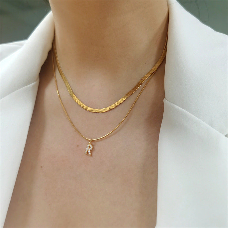 Collana a doppia catena minimalista in acciaio al titanio con intarsio di strass e ciondolo a forma di lettera, unisex