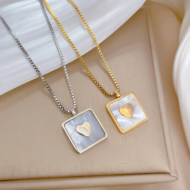 Collana con Pendente a Cuore Geometrico Minimalista in Madreperla in Acciaio al Titanio con Placcatura Oro da Donna