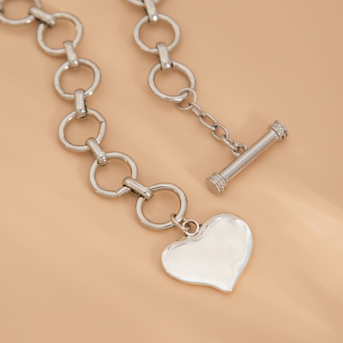 Collana Minimalista con Ciondolo a Cuore Irregolare in Lava, in Lega con Finitura Galvanizzata e Design a Disco Piegato Testurizzato