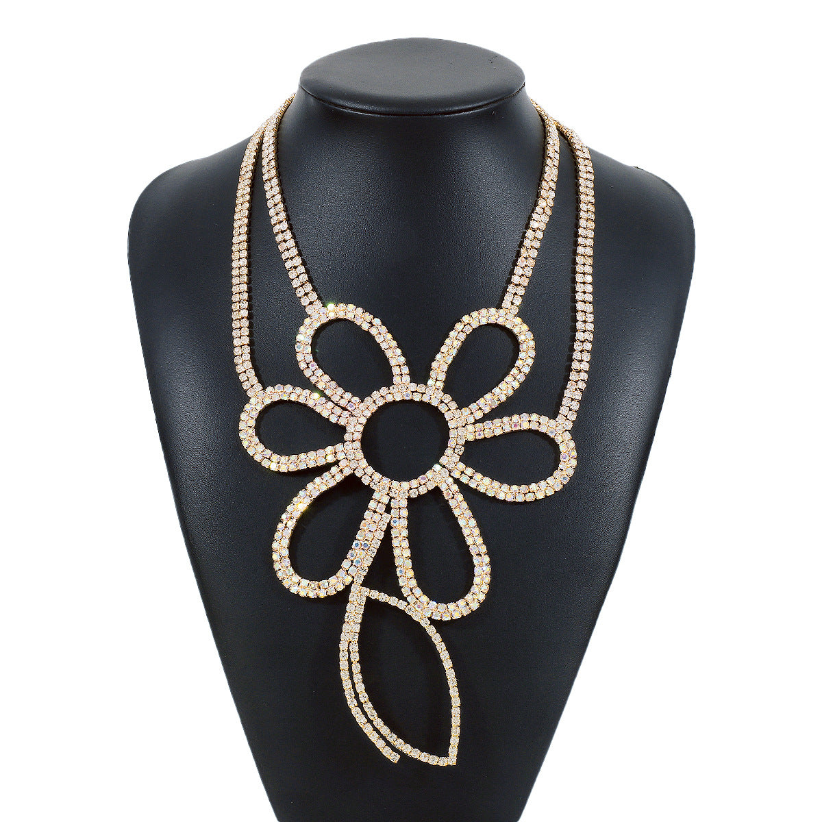 Collar con colgante de margarita geométrica dulce y atrevido con incrustaciones de pedrería y cadena de hierro chapada para mujer