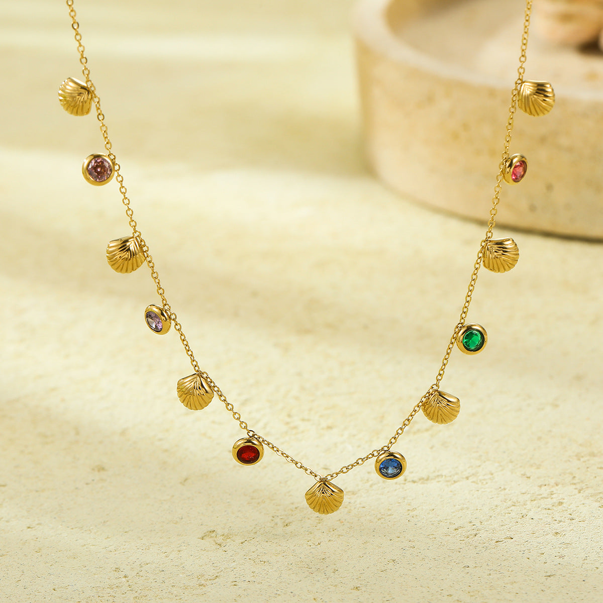 Collana da Donna Minimalista con Ciondolo a Conchiglia, Inlay in Zirconi Colorati e Catena a Serpente in Acciaio Inossidabile