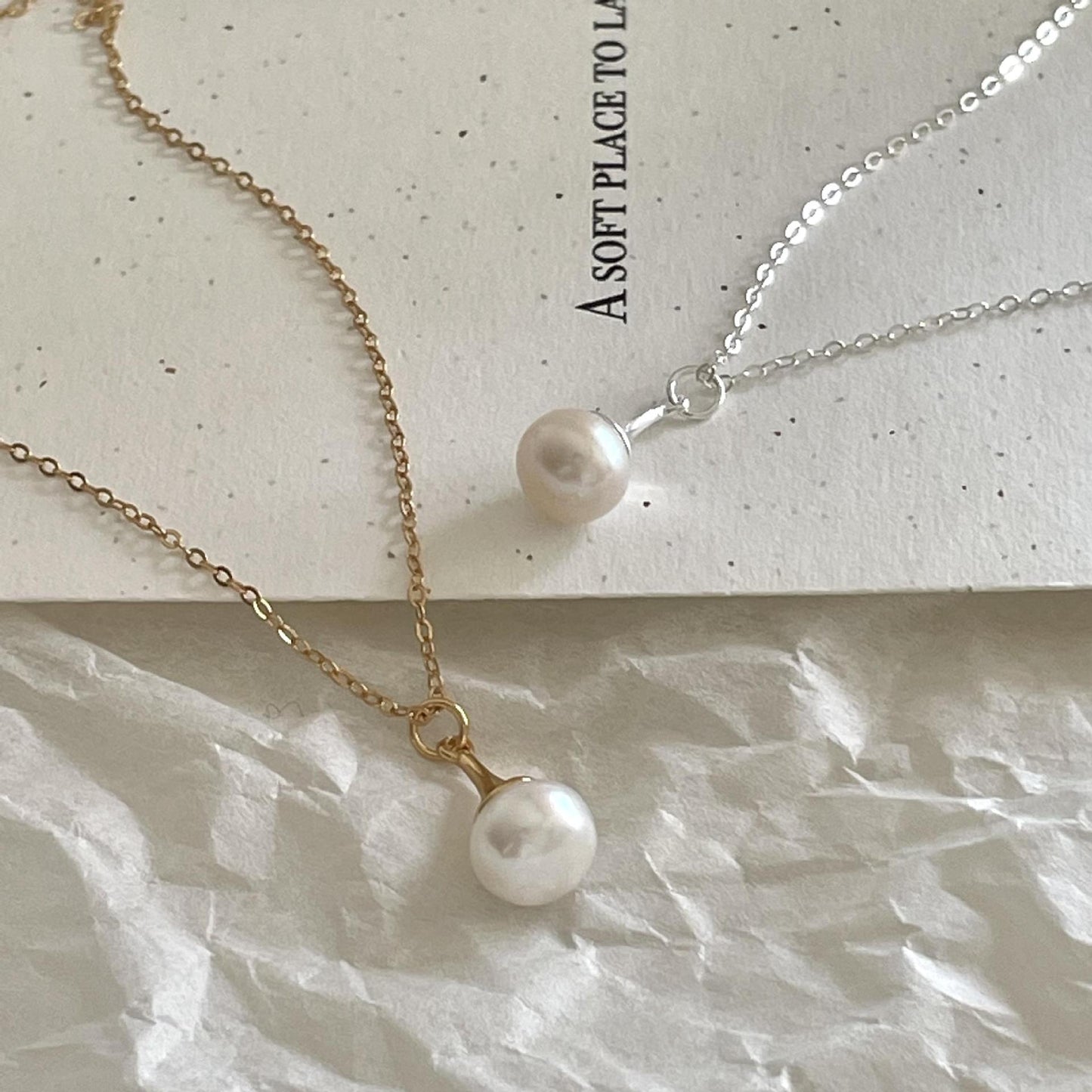 Collar Minimalista Geométrico de Perlas en Plata de Ley 925 con Baño de Oro en Cadena Cruzada