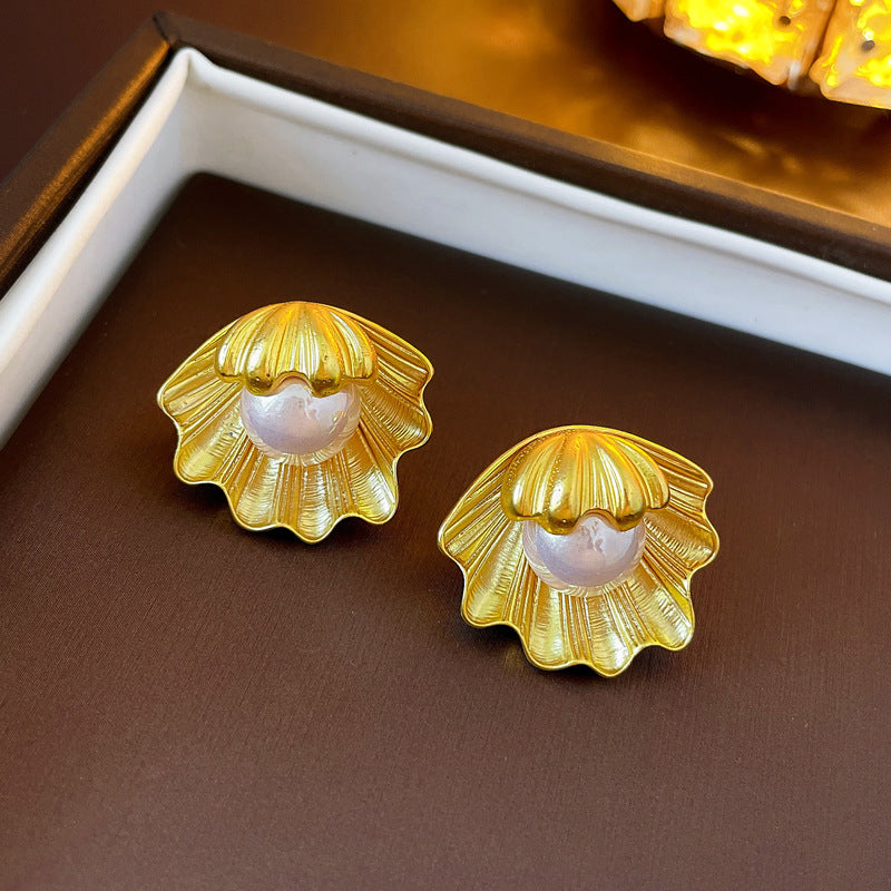 Pendientes de perlas y conchas de estilo vintage de aleación con baño de oro para mujer