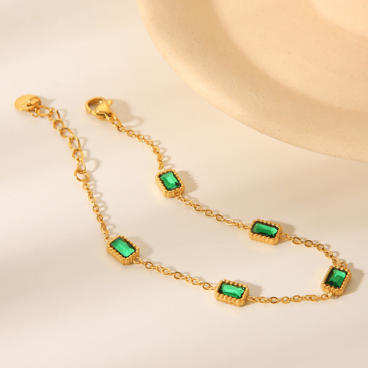 Bracciale da donna in acciaio al titanio stile INS con placcatura in oro 18 carati e intarsio di zirconi geometrici