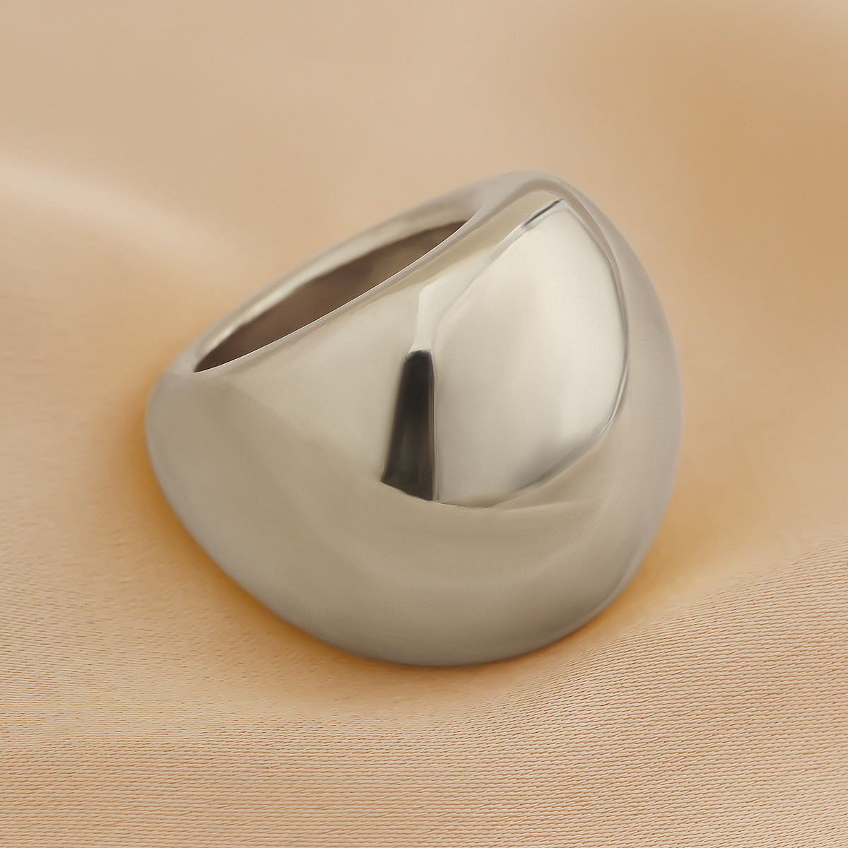 Anillo de aleación con forma de onda minimalista y geométrica para mujer, con acabado pulido y diseño de banda abierta