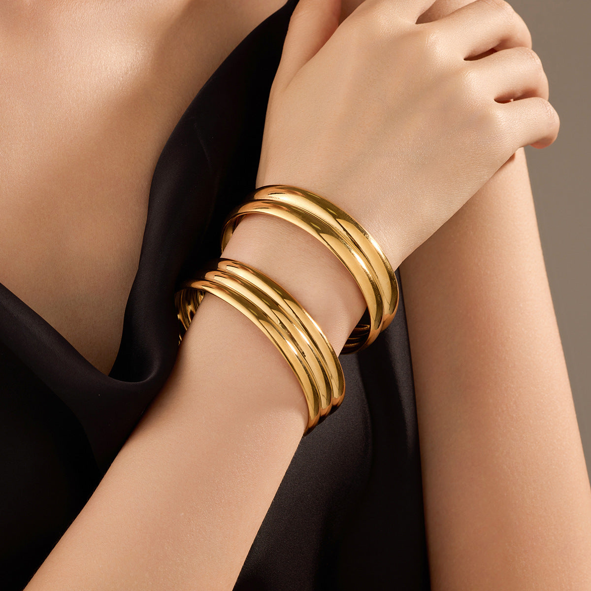 Pulsera doble de acero de titanio ajustable de moda con diseño geométrico texturizado para mujer