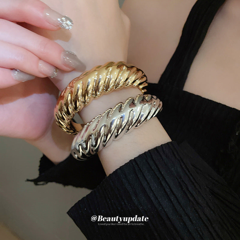 Bracciale rigido in acrilico fatto a mano da donna con design aperto irregolare, bracciale alla moda dalla forma circolare geometrica per l'ufficio e l'eleganza quotidiana