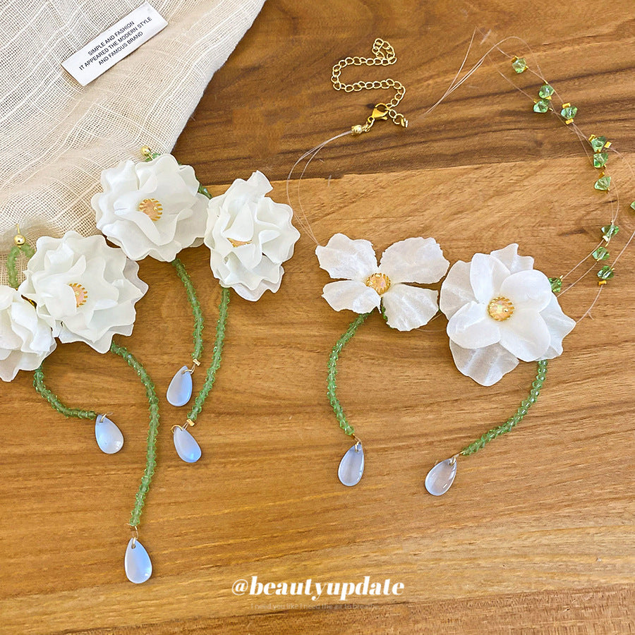 Parure di collana e orecchini con nappe floreali e cristalli, da donna, con finitura placcata