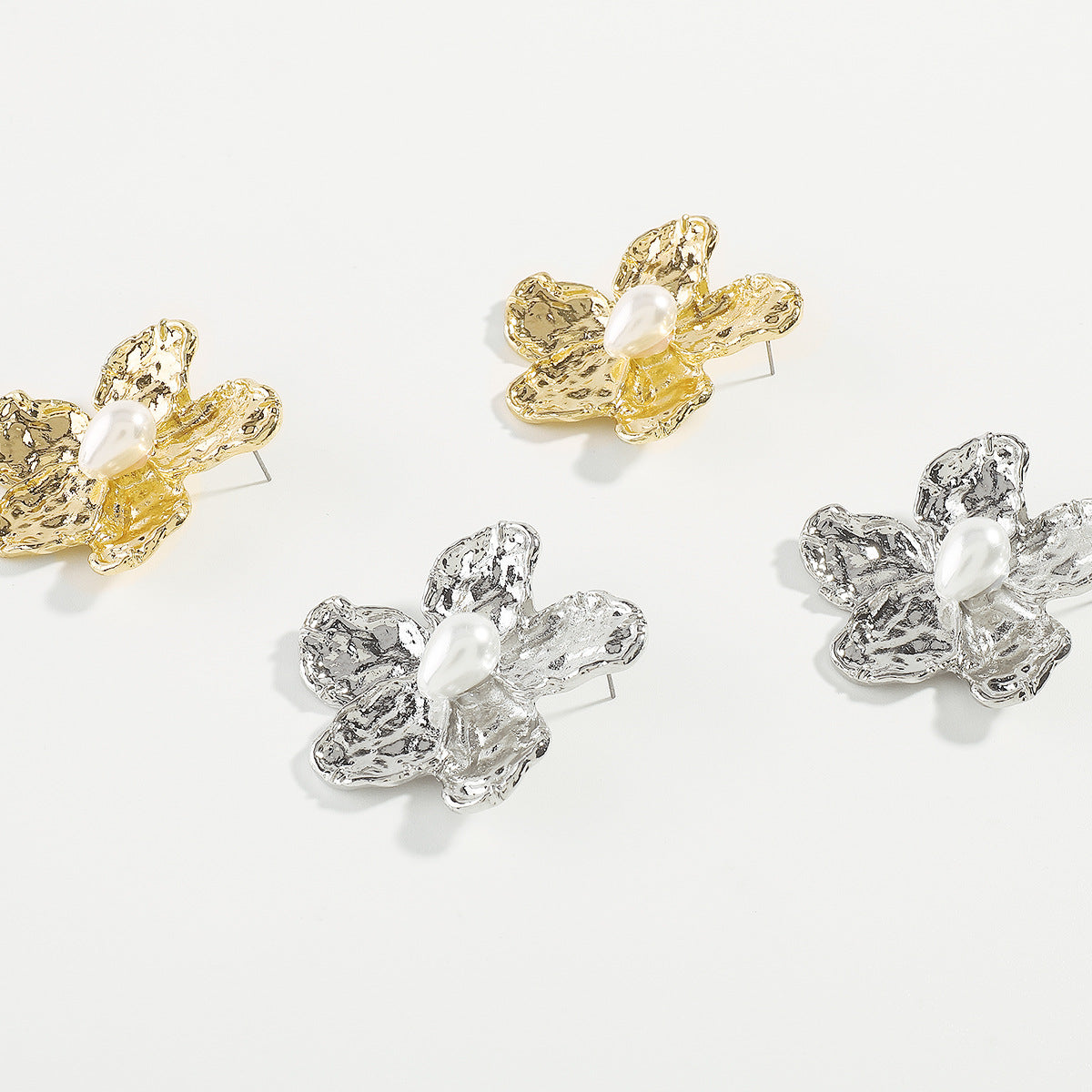 Pendientes de tuerca florales dulces y atrevidos para mujer de aleación con incrustaciones de perlas e acabado galvanizado