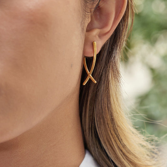 Orecchini da donna placcati oro 18 carati in acciaio inossidabile con linea geometrica minimalista di lusso