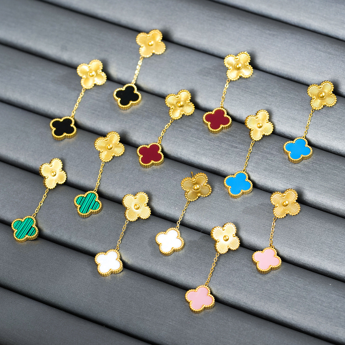 Conjunto de Collar de Trébol de Cuatro Hojas Geométrico Moderno Minimalista de Acero de Titanio para Mujer con Baño de Oro de 18K y Detalles de Nácar