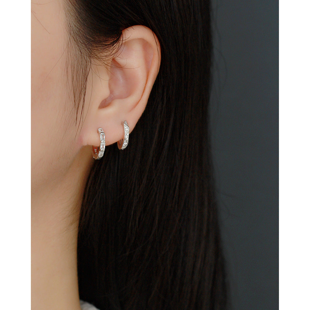 Orecchini a Cerchio Minimalisti Eleganti in Argento Sterling 925 con Inlay di Strass Geometrici a Triangolo