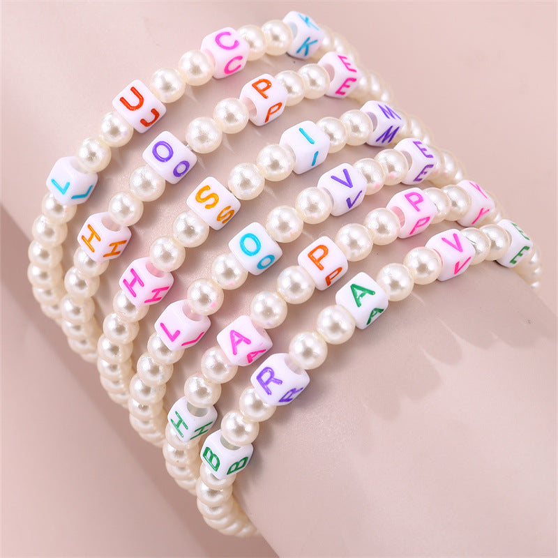 Braccialetto Bohemien per Bambini con Perline Quadrate Bianche, Ciondoli a Lettera Colorati e Accenti di Perle