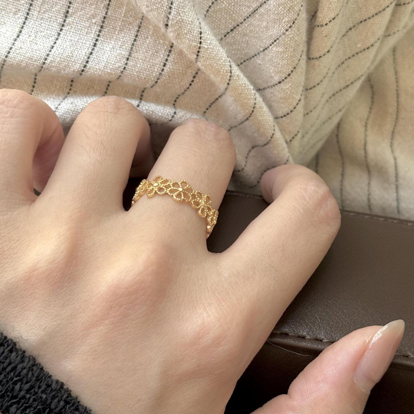 Anillo de Plata de Ley S925 para Mujer con Diseño Floral Minimalista y Acabado Bañado