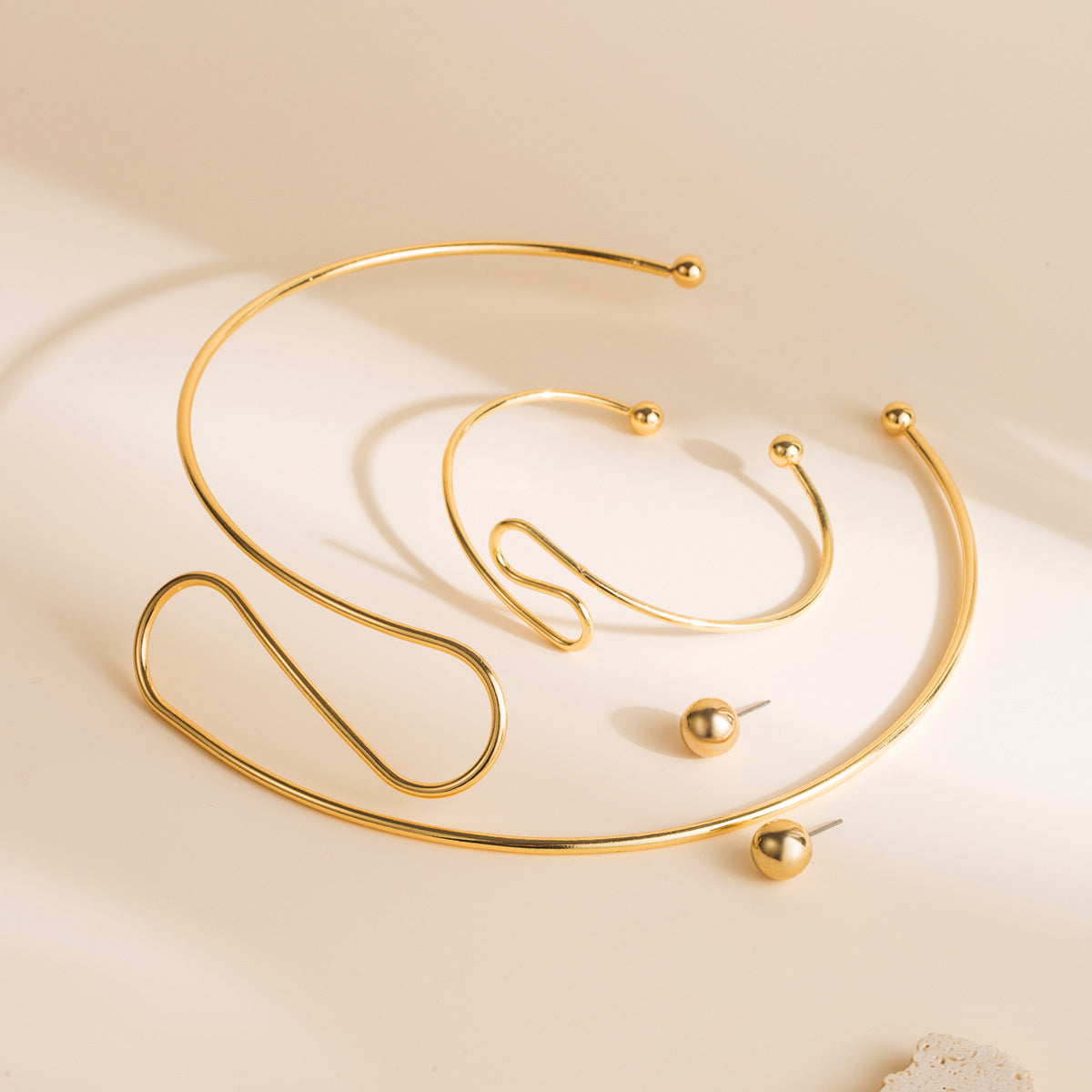 Conjunto de pulsera, collar y pendientes de metal con diseño geométrico irregular minimalista y acabado chapado para mujer