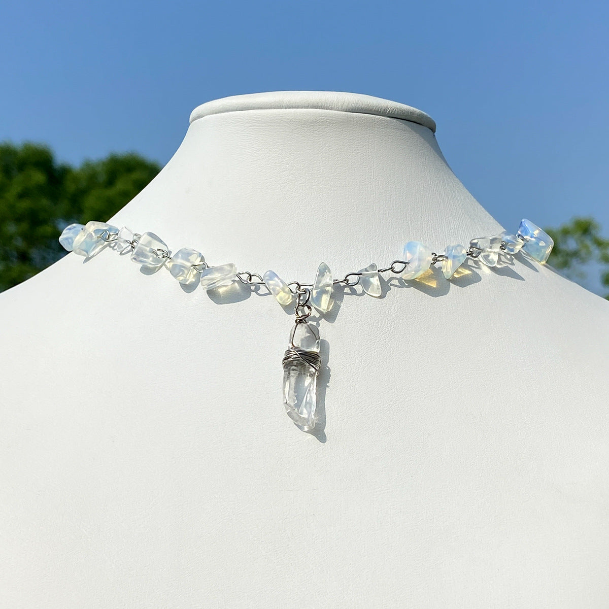 Collar minimalista con colgante de cristal irregular para mujer con forma geométrica y acabado chapado