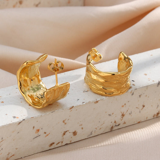 Pendientes de aro con forma de C de acero inoxidable geométricos minimalistas con baño de oro de 18 quilates y acabado martillado texturizado