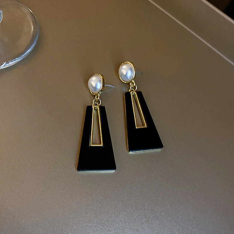 Luxury Style Heart-Shaped Enamel Gold-Plated Silver Needle Earrings for Women with Minimalist Black Accent