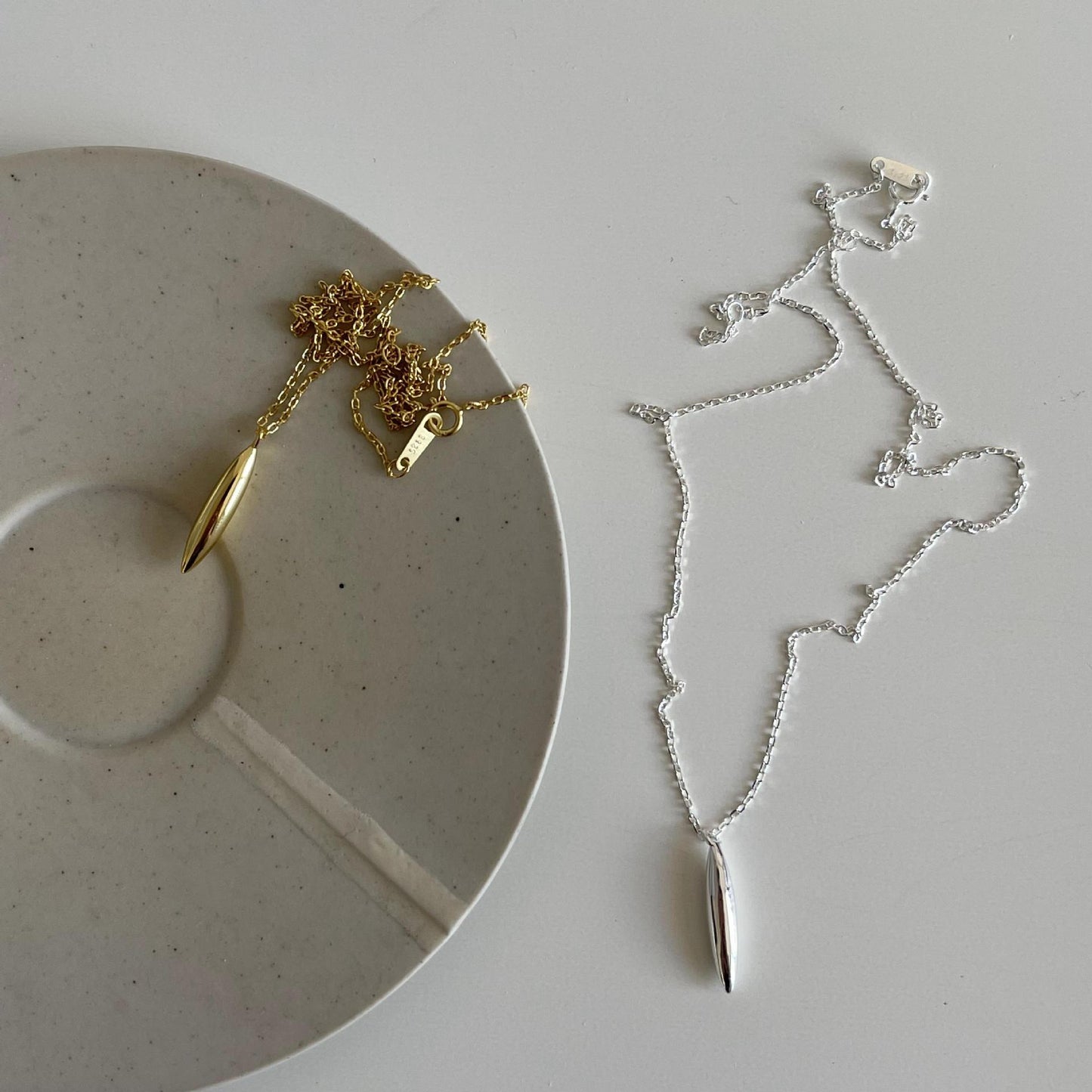 Collana Pendente Minimalista in Stile Naturale con Doppia Punta in Argento Sterling 925 Placcato Oro e Accento di Perla su Catena di Perline