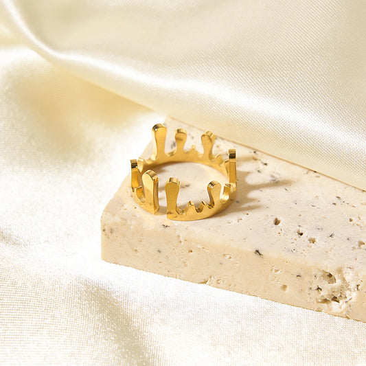 Anillo de acero inoxidable con forma de corona geométrica minimalista y acabado chapado para mujer